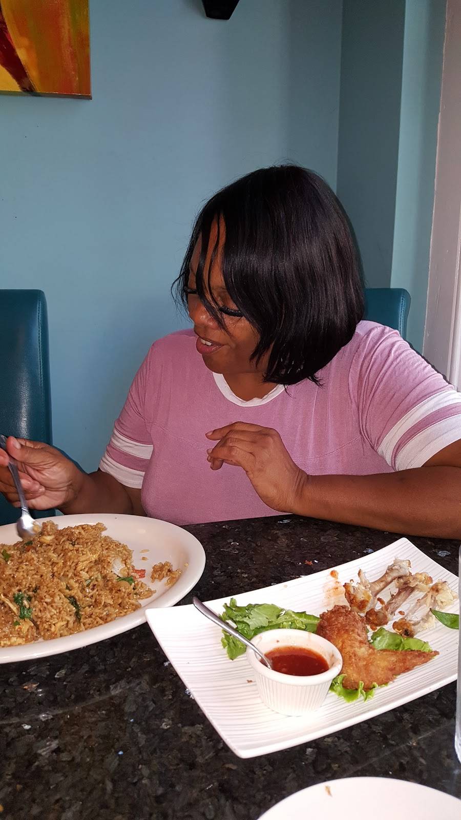 Moms Siam 2 Restaurant | restaurant | 1309 E Cary St, Richmond, VA 23219, USA | 8042258801 OR +1 804-225-8801