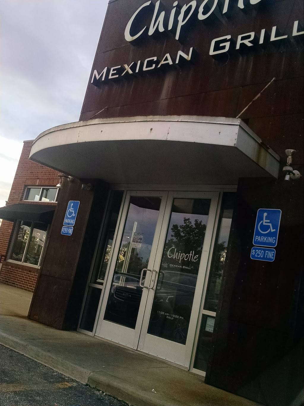 Chipotle Mexican Grill | restaurant | 10325 Cascade Crossing, Brooklyn, OH 44144, USA | 2162678360 OR +1 216-267-8360