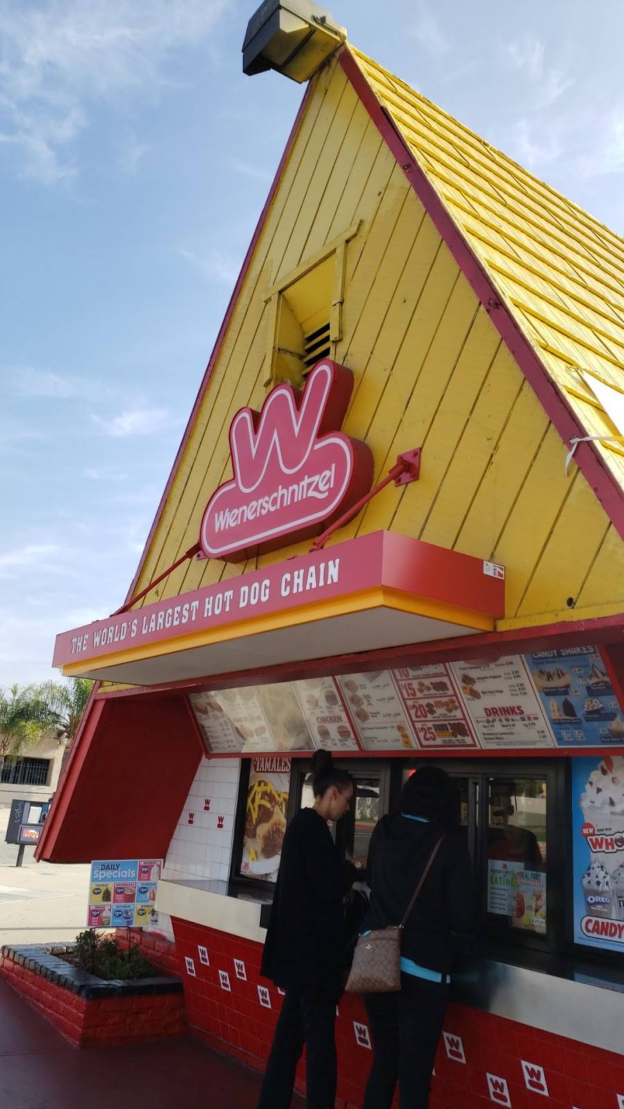 Wienerschnitzel | restaurant | 2501 W Beverly Blvd, Montebello, CA 90640, USA | 3237259070 OR +1 323-725-9070