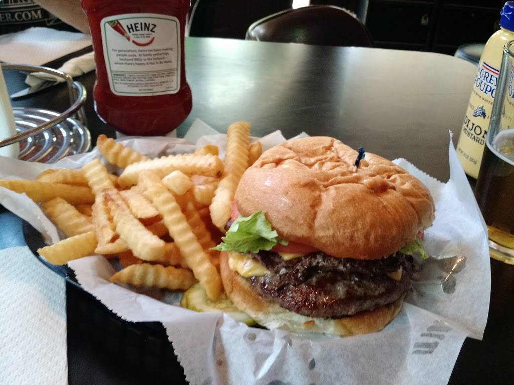 Valley Inn | restaurant | 4000 W Clybourn St, Milwaukee, WI 53208, USA | 4143441158 OR +1 414-344-1158