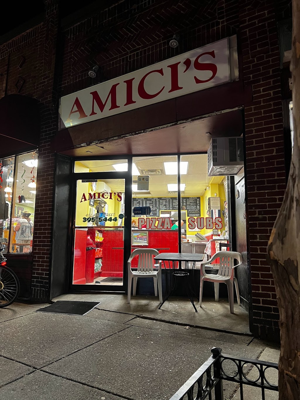 Amici’s | restaurant | 451 High St, Medford, MA 02155, USA | 7813955444 OR +1 781-395-5444