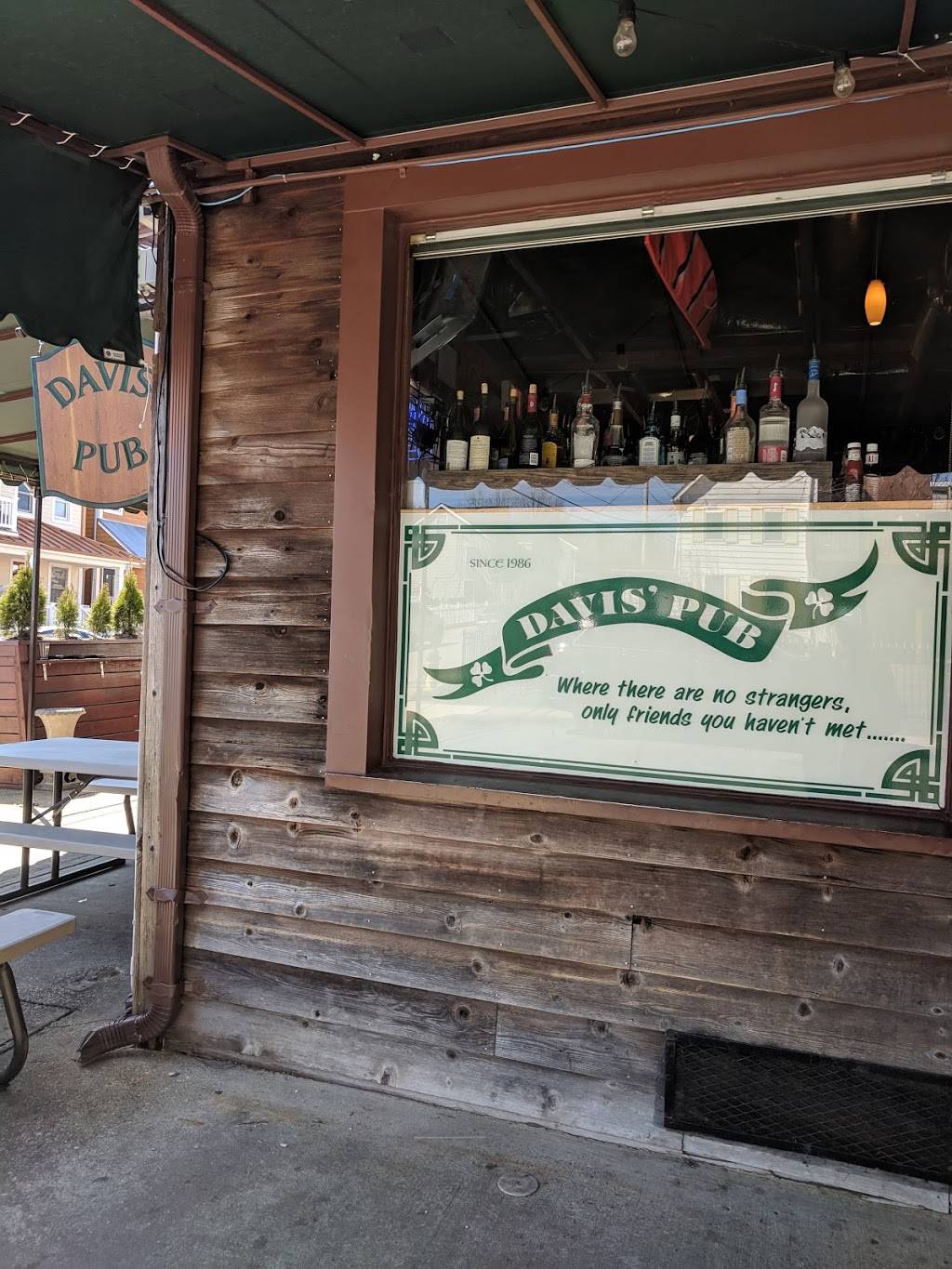 Davis Pub | restaurant | 400 Chester Ave, Annapolis, MD 21403, USA | 4102687432 OR +1 410-268-7432