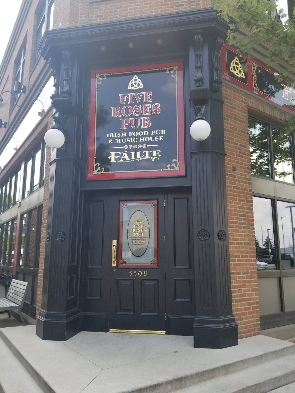 Five Roses Pub | restaurant | 5509 Park Pl, Rosemont, IL 60018, USA | 8472330077 OR +1 847-233-0077