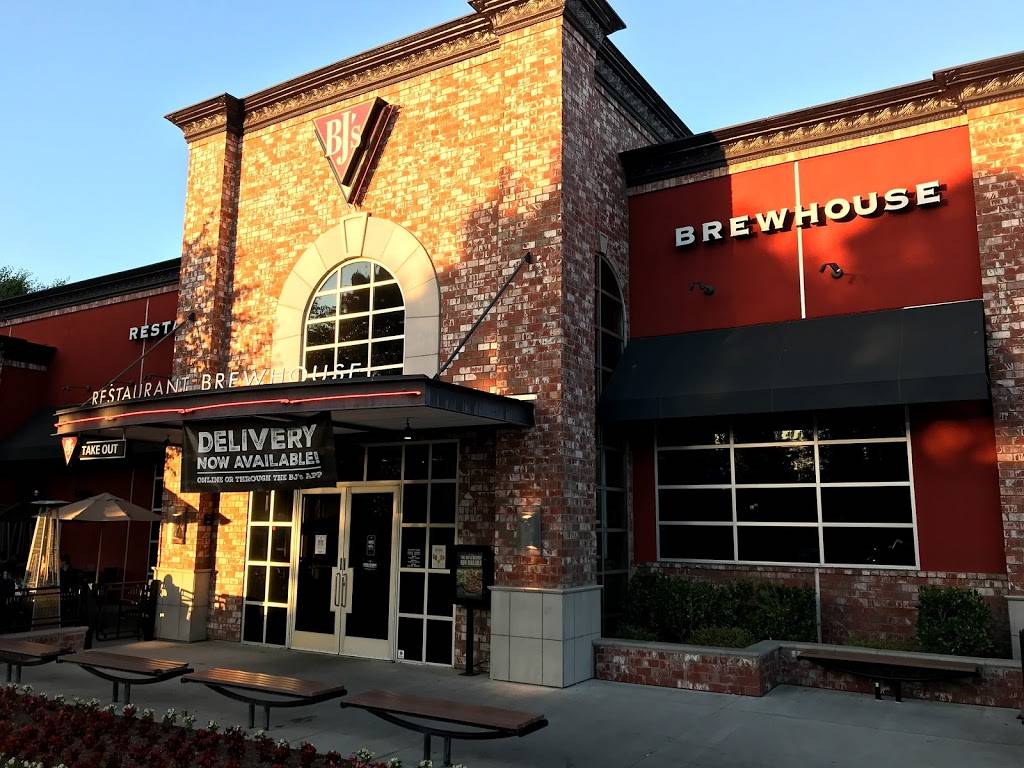 BJs Restaurant & Brewhouse | restaurant | 10690 N De Anza Blvd, Cupertino, CA 95014, USA | 4088656970 OR +1 408-865-6970