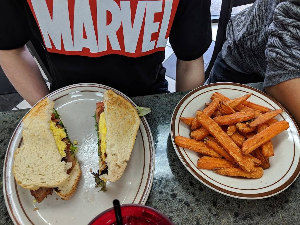 The Cracked Egg | restaurant | 1662 Savannah Hwy, Charleston, SC 29407, USA | 8434147324 OR +1 843-414-7324