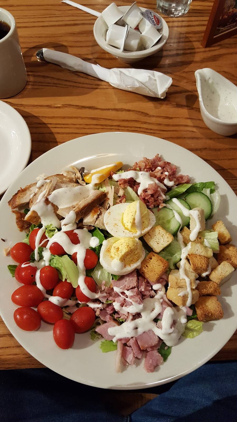 Cracker Barrel Old Country Store | restaurant | 15 Riverton Commons Plaza, Front Royal, VA 22630, USA | 5406358052 OR +1 540-635-8052