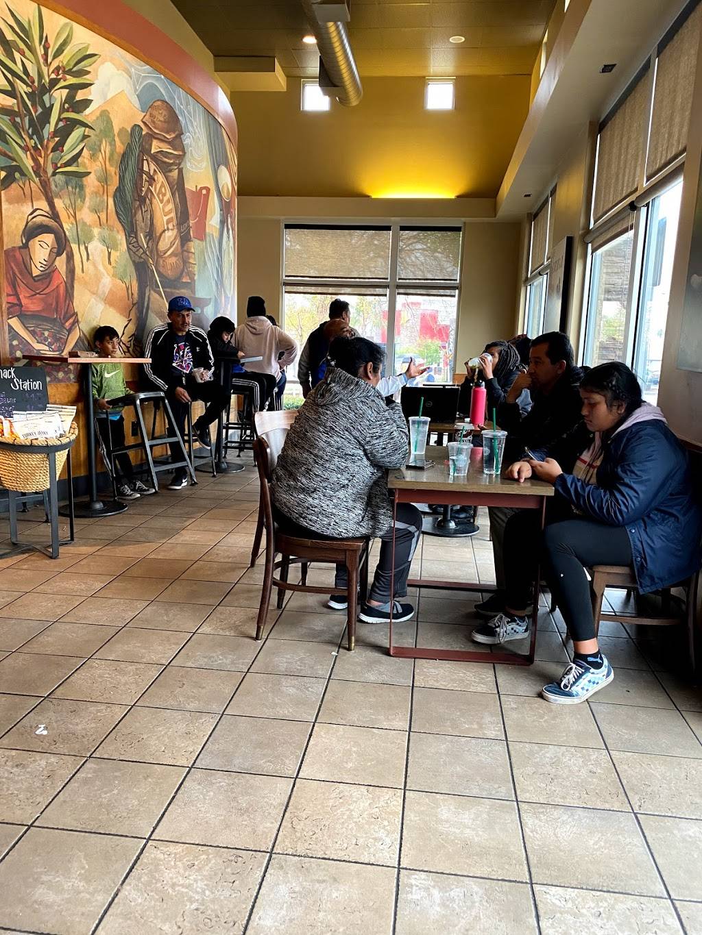 Starbucks | cafe | 292 E 40th St, San Bernardino, CA 92404, USA | 9098861326 OR +1 909-886-1326