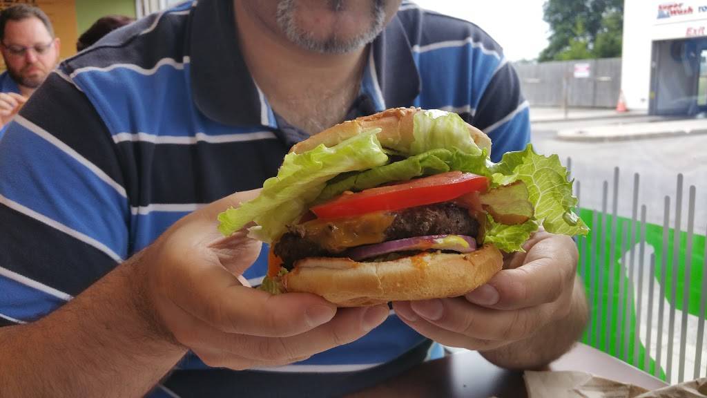 A&W Canada | restaurant | 2545 Parkedale Ave, Brockville, ON K6V 3H2, Canada | 6133427779 OR +1 613-342-7779