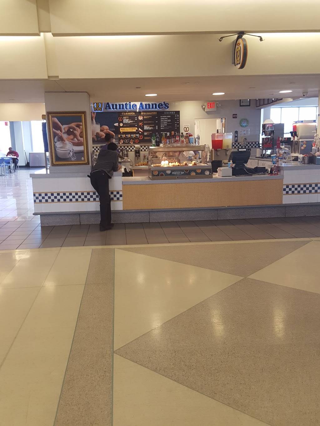 Auntie Annes Pretzels | cafe | 8500 Essington Ave, Philadelphia, PA 19153, USA | 2153653606 OR +1 215-365-3606