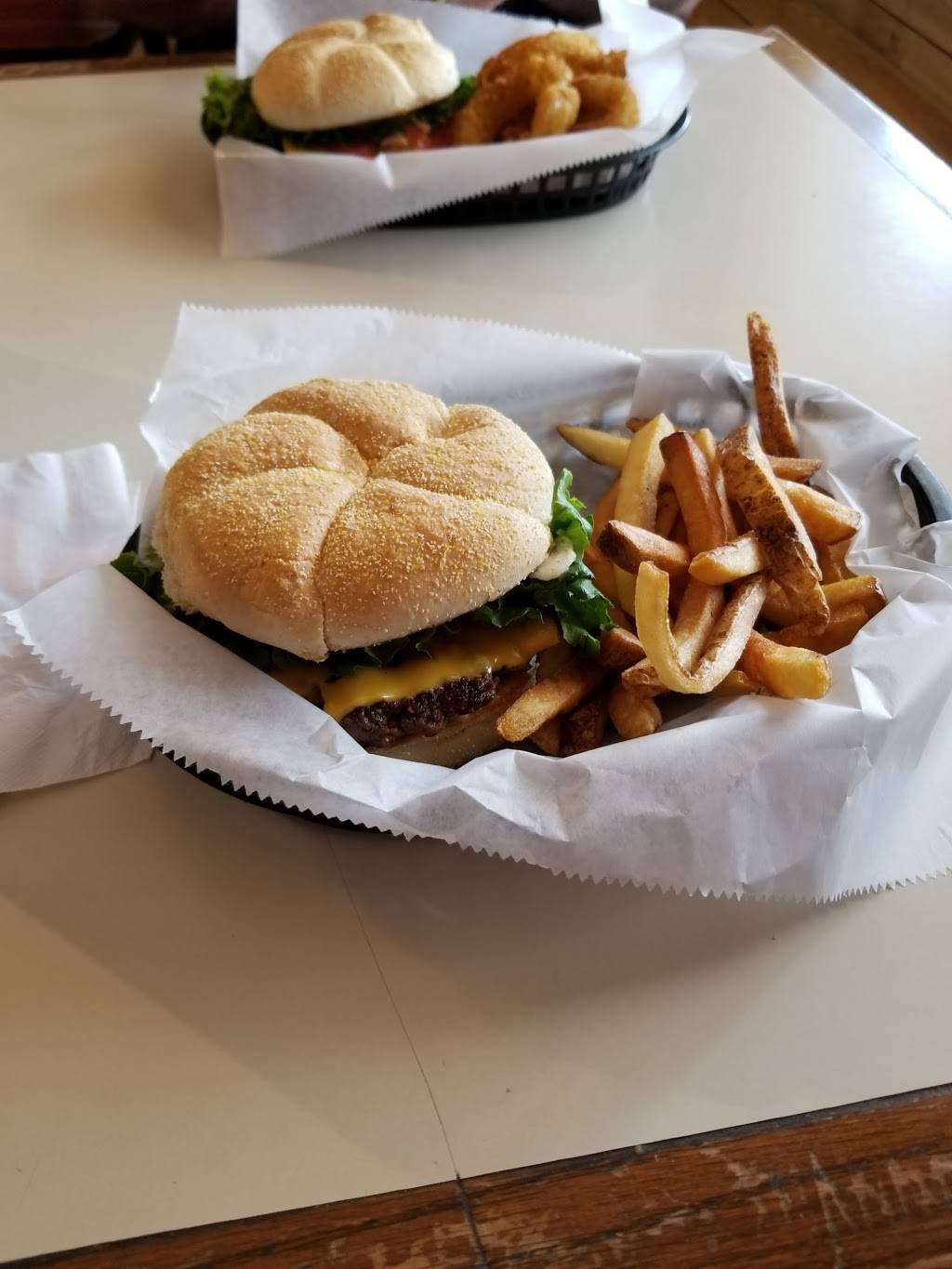 Bentleys at the Outhouse | restaurant | 200 Main St W, Hartselle, AL 35640, USA | 2567545188 OR +1 256-754-5188