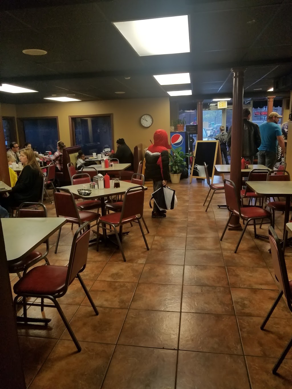 Crossroads Cafe | restaurant | 109 S Worthington Dr, West Memphis, AR 72301, USA | 8707353800 OR +1 870-735-3800