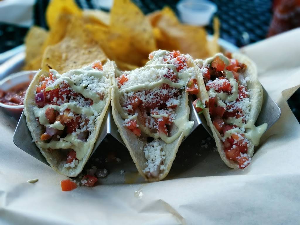 Ravina Bay Bar & Grill | restaurant | 231 E Durkee St, Wisconsin Dells, WI 53965, USA | 6086782226 OR +1 608-678-2226