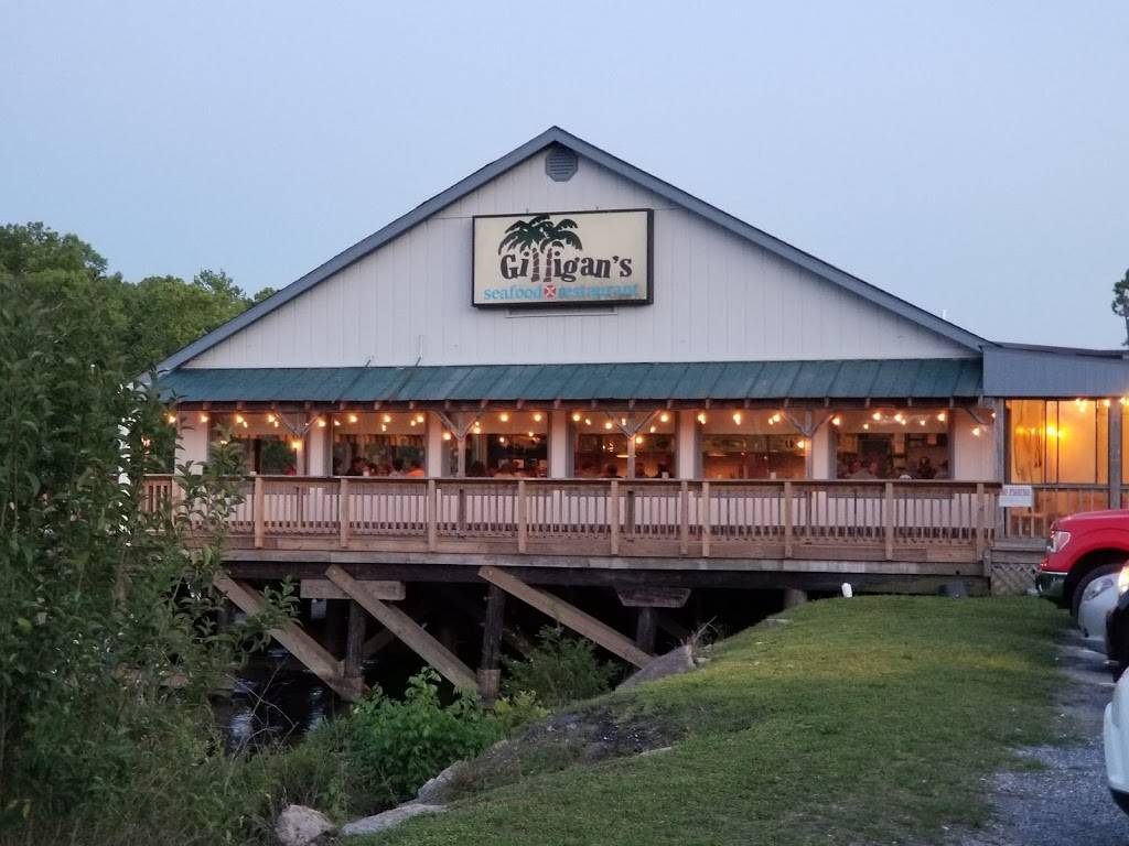 Gilligans Seafood Restaurant- At the Dock | restaurant | 582 Dock Rd, Moncks Corner, SC 29461, USA | 8437612244 OR +1 843-761-2244