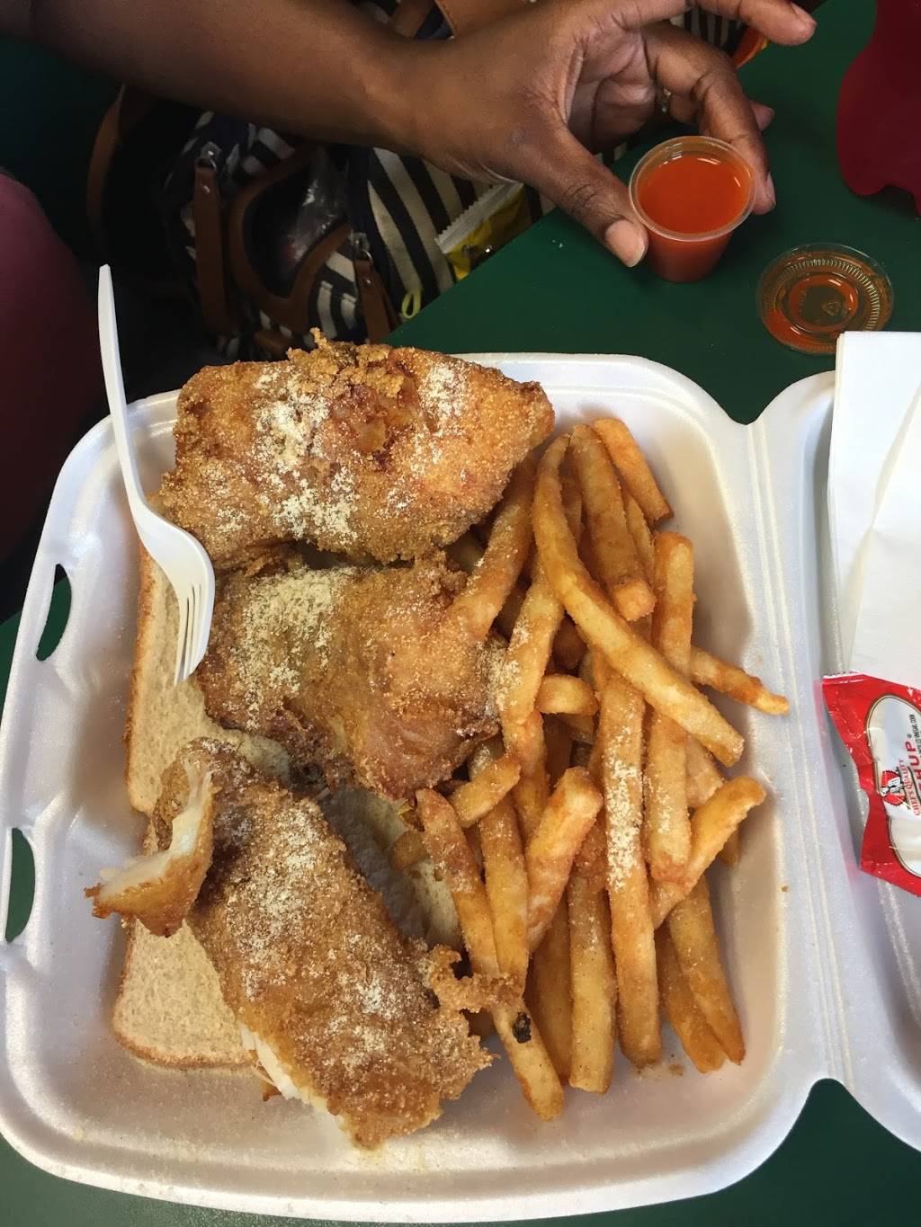 Mr. Ds Fish and Chicken | restaurant | 1860 Centre Ave, Pittsburgh, PA 15219, USA | 4122814141 OR +1 412-281-4141