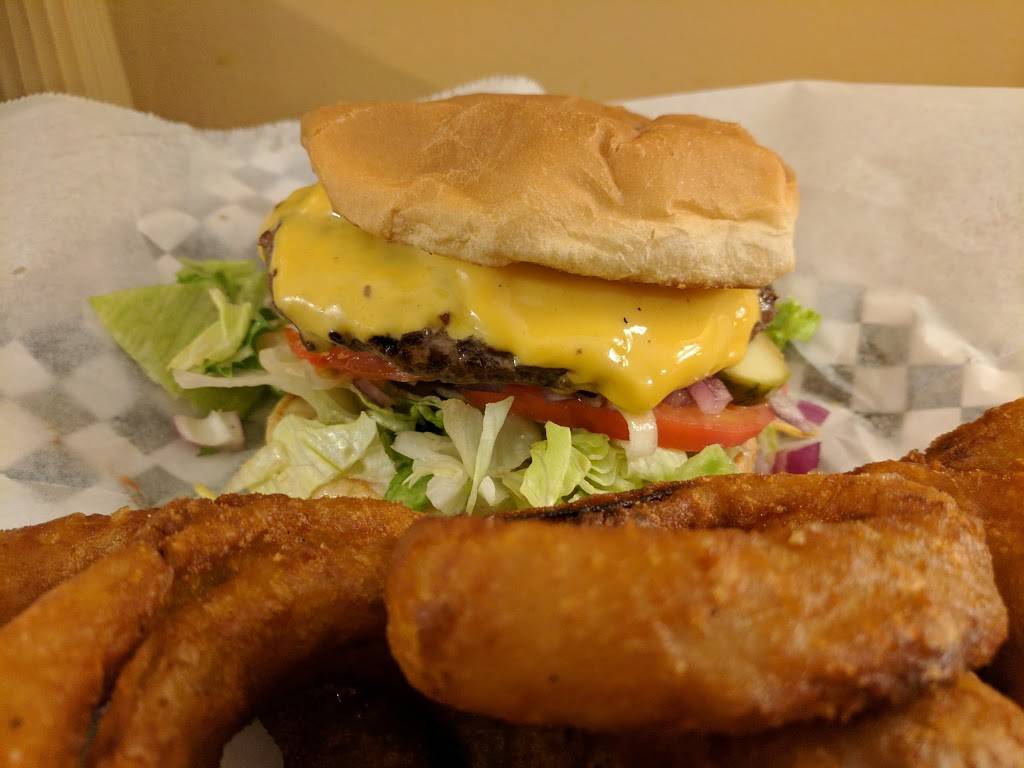 Carolina Burger | restaurant | 606 Blowing Rock Blvd, Lenoir, NC 28645, USA | 8287589707 OR +1 828-758-9707