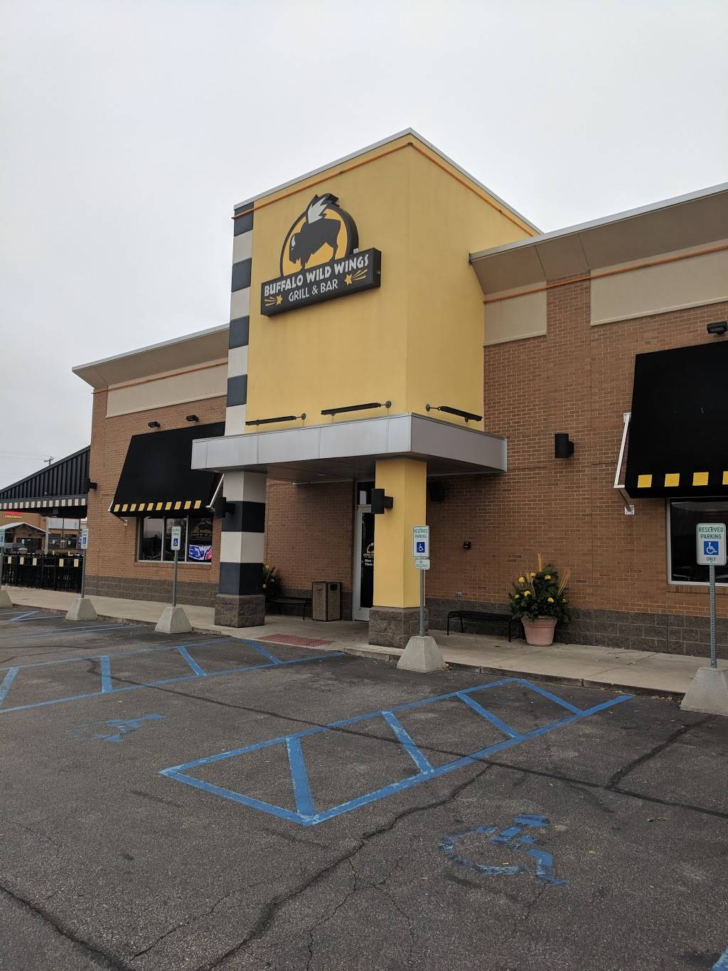 Buffalo Wild Wings | meal takeaway | 2690 Tittabawassee Rd, Saginaw, MI 48604, USA | 9894015300 OR +1 989-401-5300