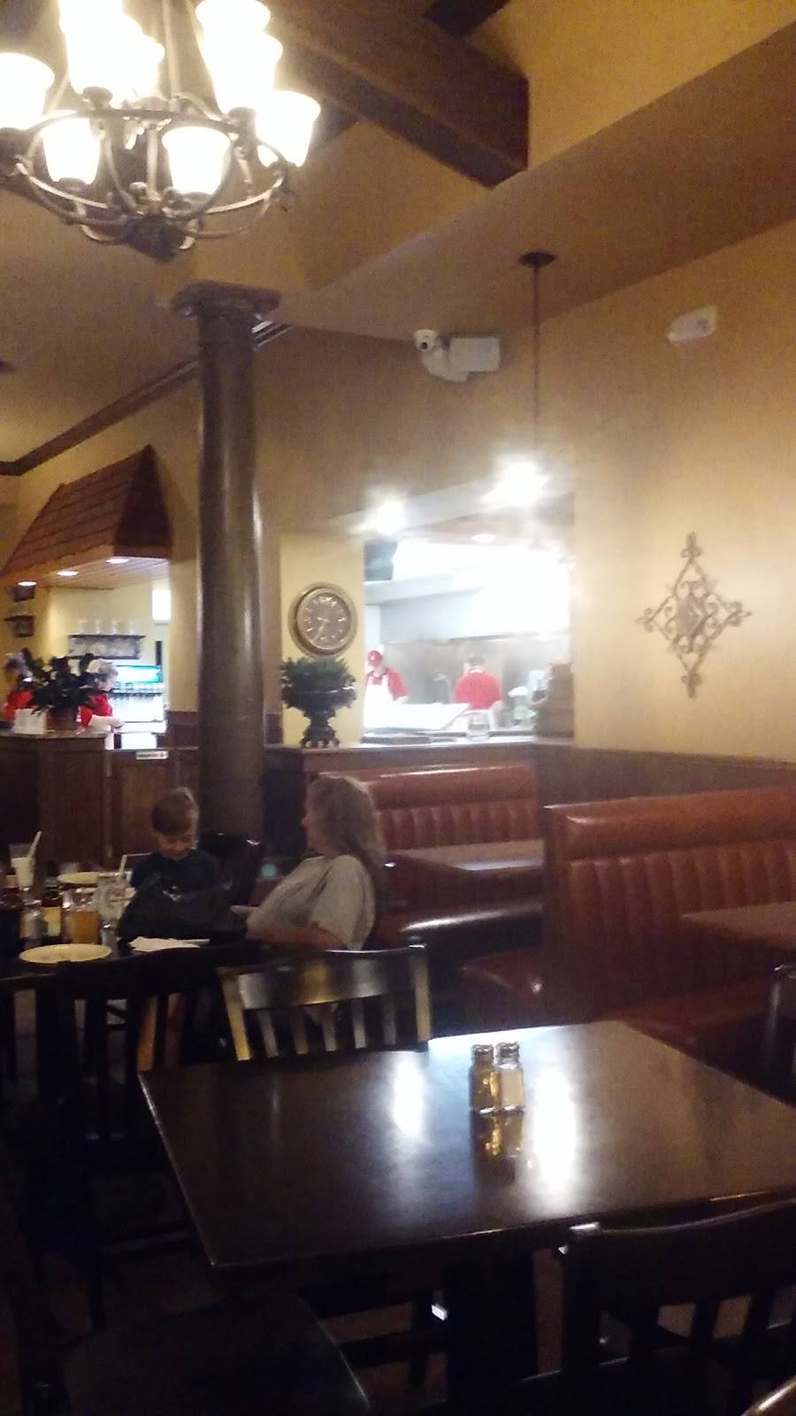 Gus Pizza Palace | restaurant | 139 W Main St, Whitewater, WI 53190, USA | 2624733562 OR +1 262-473-3562