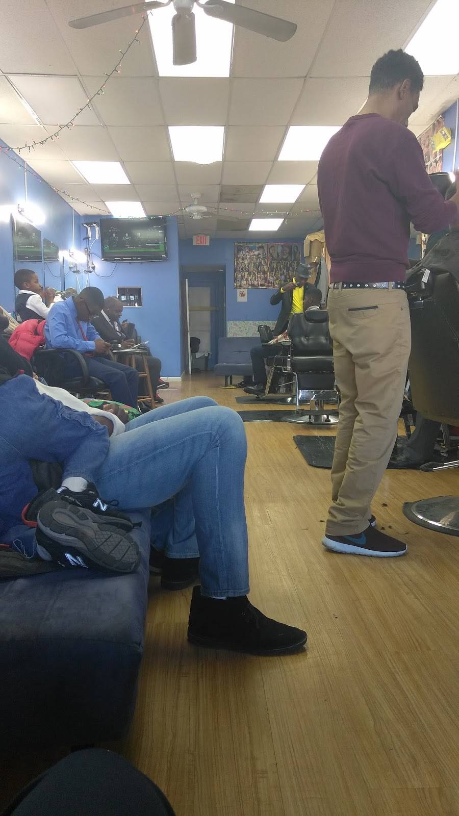 Takoma Park Shopping Center | shopping mall | 6875 New Hampshire Ave, Chillum, MD 20912, USA | 7034424300 OR +1 703-442-4300