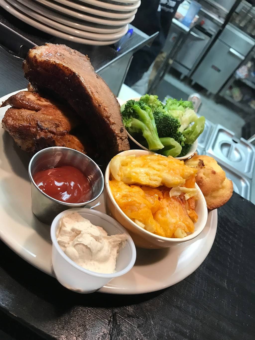 AJs Sports Grille & Smokehouse | restaurant | 14346 Warwick Blvd Ste 452, Newport News, VA 23602, USA | 7578987500 OR +1 757-898-7500