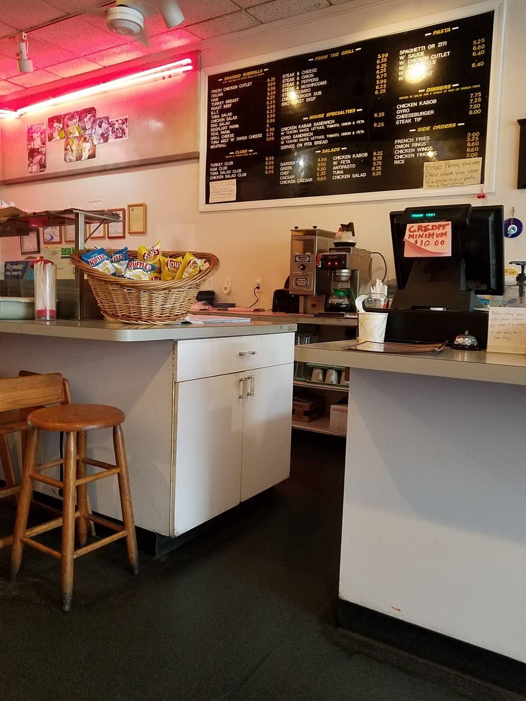 Crown Cafe | meal takeaway | 106 Main St, Watertown, MA 02472, USA | 6179239219 OR +1 617-923-9219