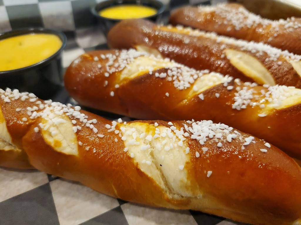 Local Craft Kitchen & Bar | restaurant | Pittsburgh International Airport, 1000 Airport Blvd, Pittsburgh, PA 15231, USA | 4124725351 OR +1 412-472-5351