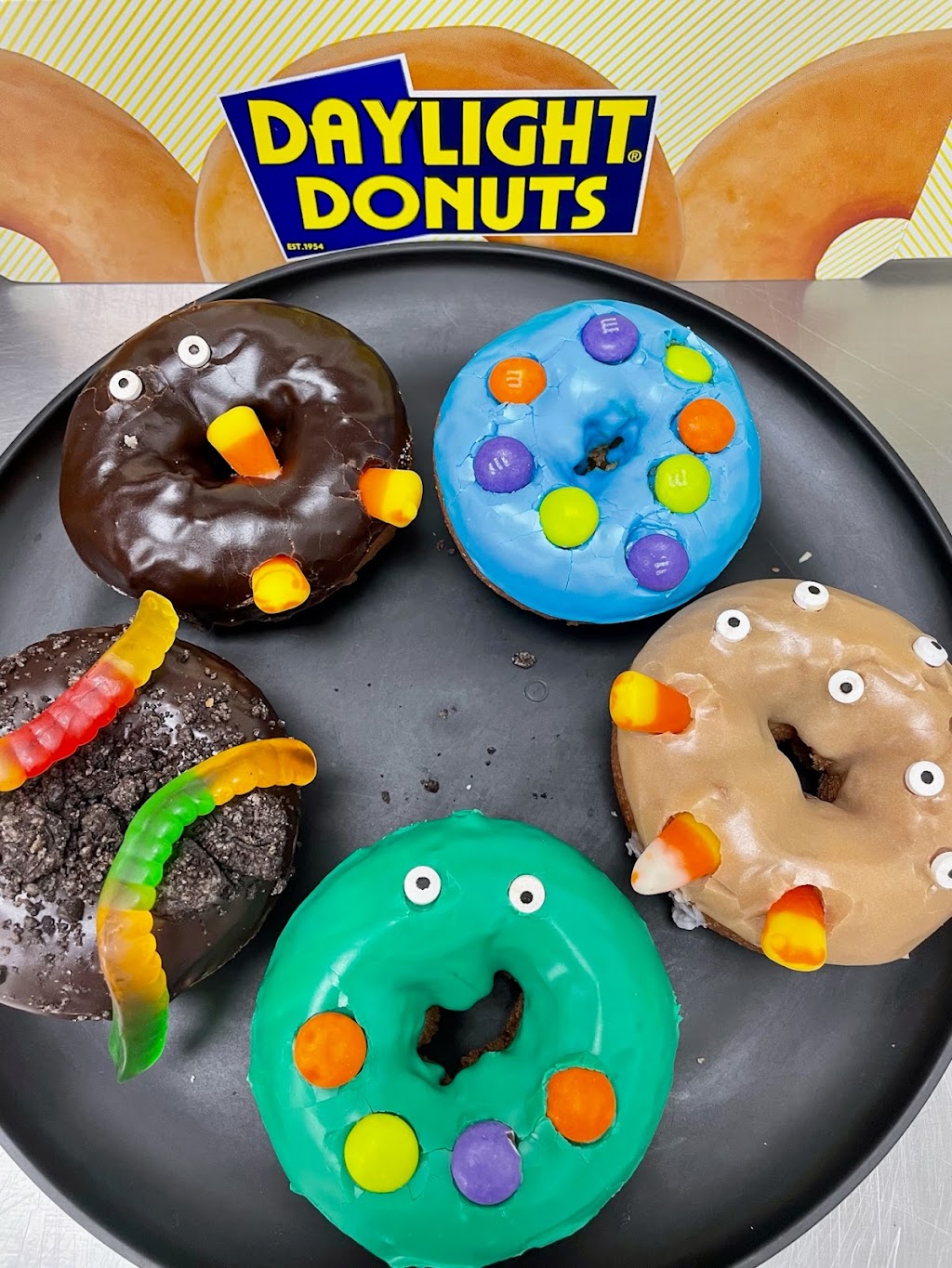 Daylight Donuts Overland Park | restaurant | 14852 Metcalf Ave, Overland Park, KS 66223, USA | 9132837383 OR +1 913-283-7383