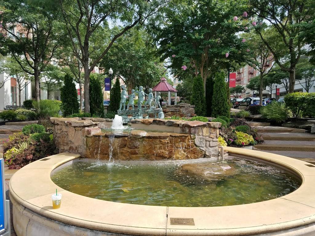 Market Common Clarendon | shopping mall | 2800 Clarendon Blvd, Arlington, VA 22201, USA | 7034424300 OR +1 703-442-4300