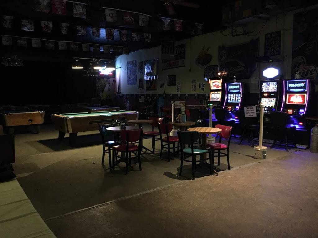 Whiteys Billiard Cafe | restaurant | 1021 Broadway St, Hamilton, IL 62341, USA | 2178473232 OR +1 217-847-3232