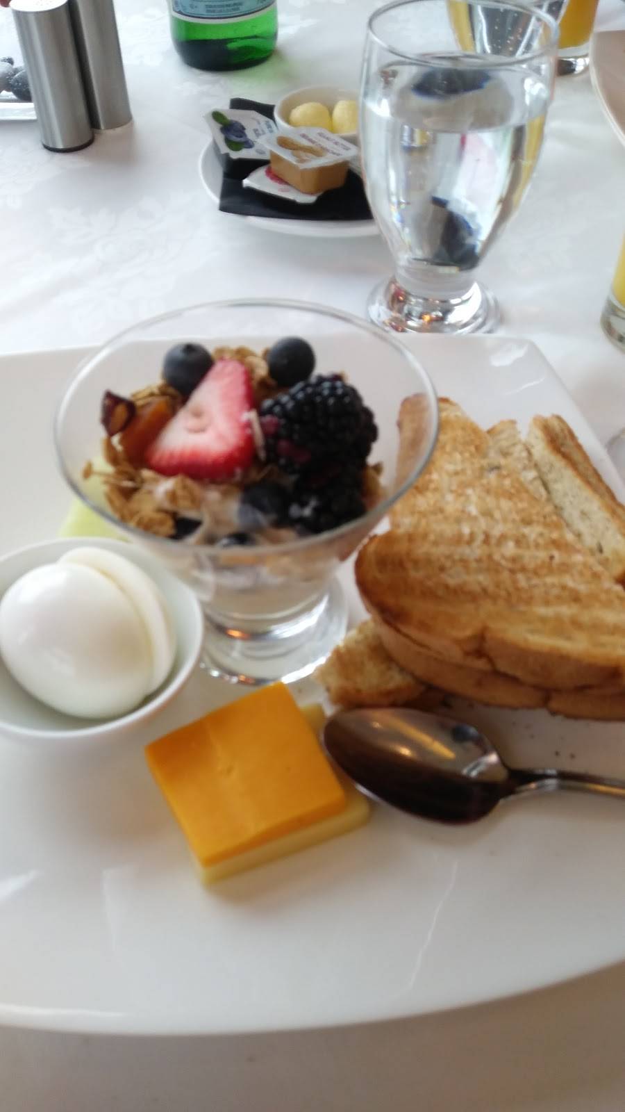 Breakwater Fine Dining | restaurant | 15 Stavebank Rd S, Mississauga, ON L5G 2T2, Canada | 9058916225 OR +1 905-891-6225