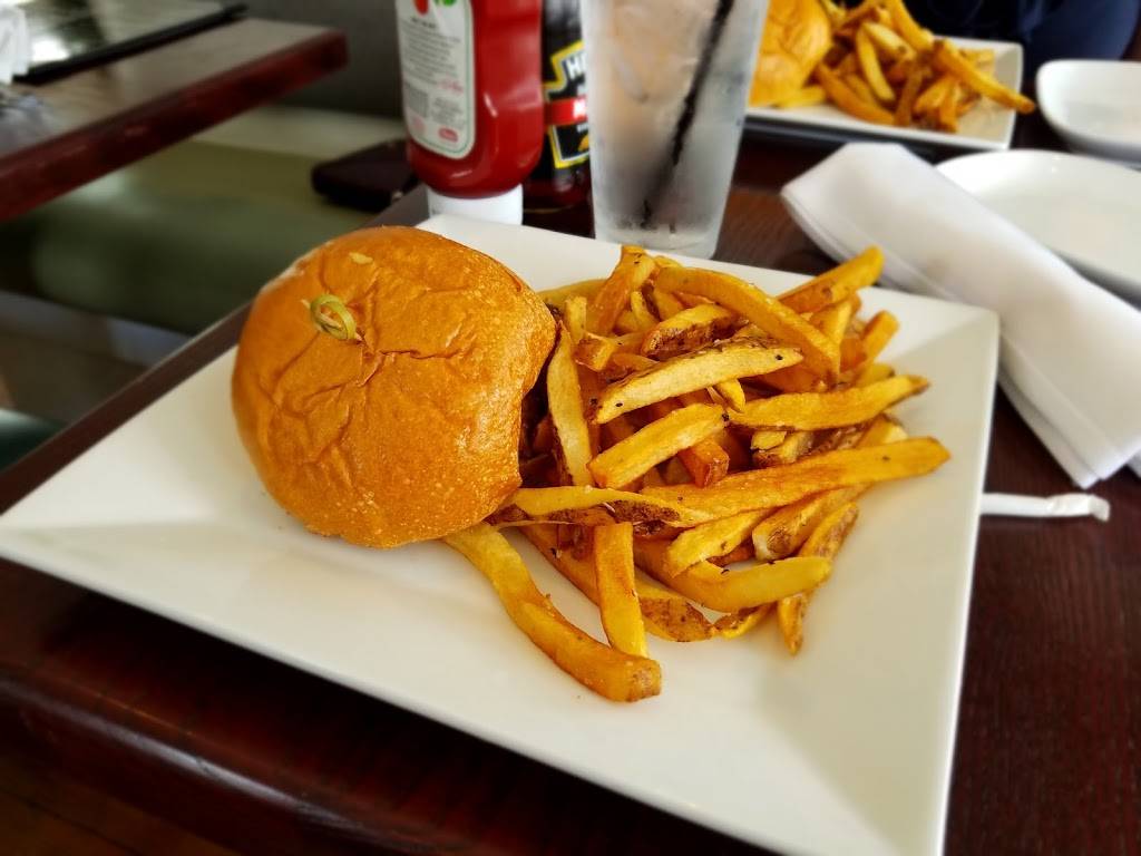 Crab N Que | restaurant | St. Michaels, 207 N Talbot St, St Michaels, MD 21663, USA | 4107458064 OR +1 410-745-8064