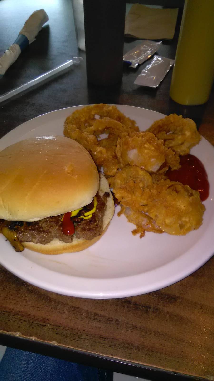 The Burg Cafe | restaurant | 9 E Poplar St, Harrisburg, IL 62946, USA | 6182529097 OR +1 618-252-9097