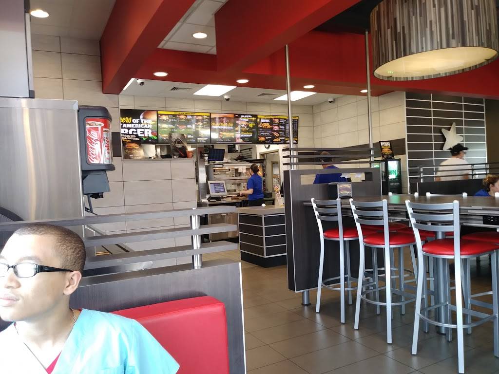 Hardees | restaurant | 3431 N University St, Peoria, IL 61604, USA | 3096811847 OR +1 309-681-1847