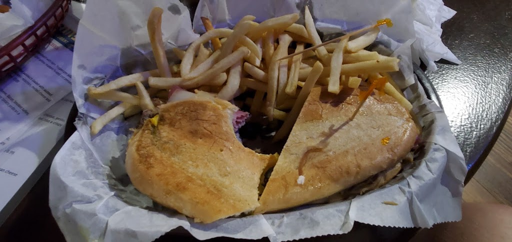 Sidelines Bar & Grill | restaurant | 920 Rucker Blvd, Enterprise, AL 36330, USA | 3344754769 OR +1 334-475-4769