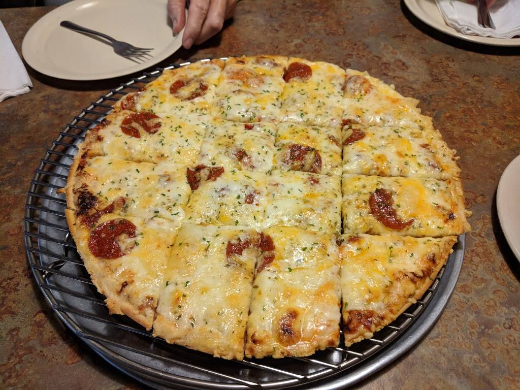 Gelsosomos Pizzeria | restaurant | 221 N Randolph St, Macomb, IL 61455, USA | 3098335577 OR +1 309-833-5577