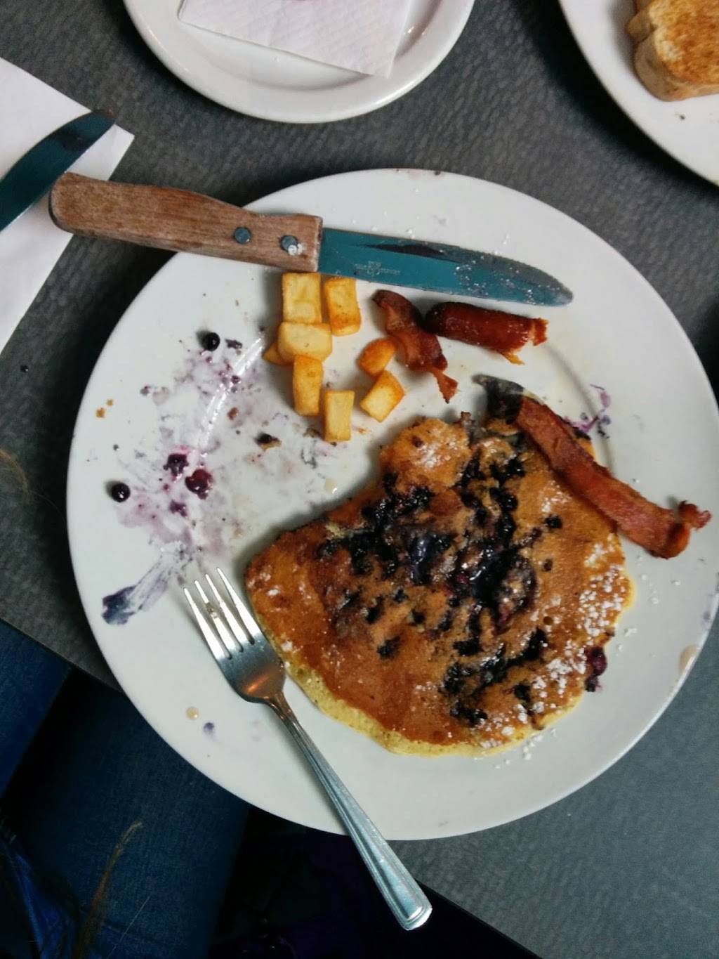 Sandee’s Restaurant | restaurant | 994 Notre Dame St, Embrun, ON K0A 1W0, Canada | 6133700771 OR +1 613-370-0771