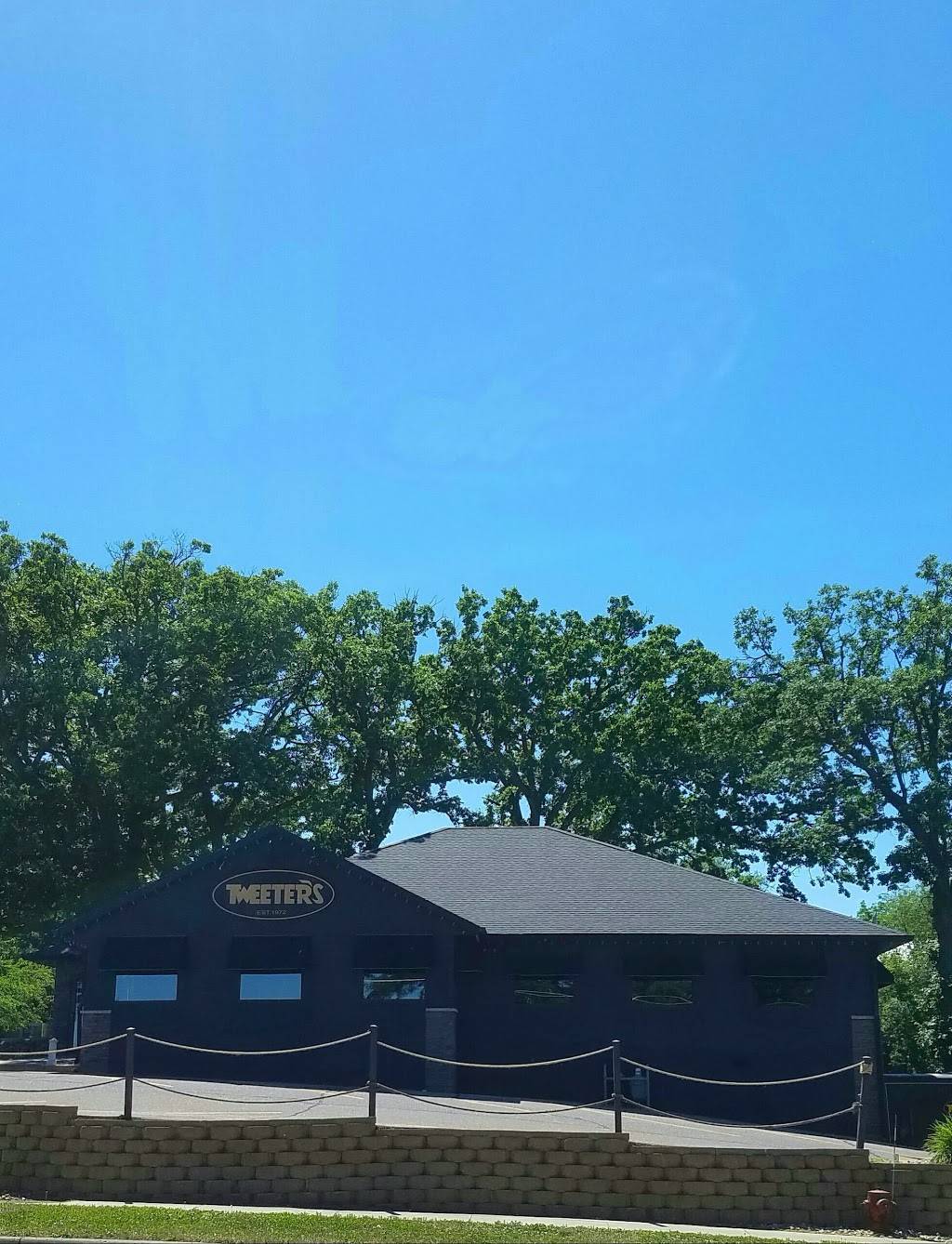 Tweeters Bar & Grill | restaurant | 1027 US-71, Okoboji, IA 51355, USA | 7123329421 OR +1 712-332-9421