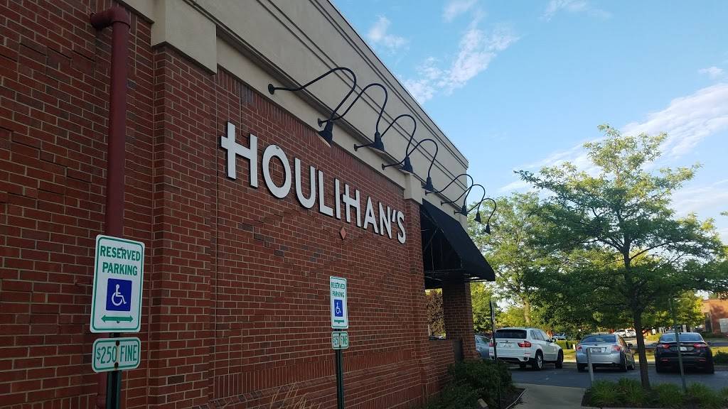 Houlihans | restaurant | 321 Rice Lake Square, Wheaton, IL 60187, USA | 6306905550 OR +1 630-690-5550