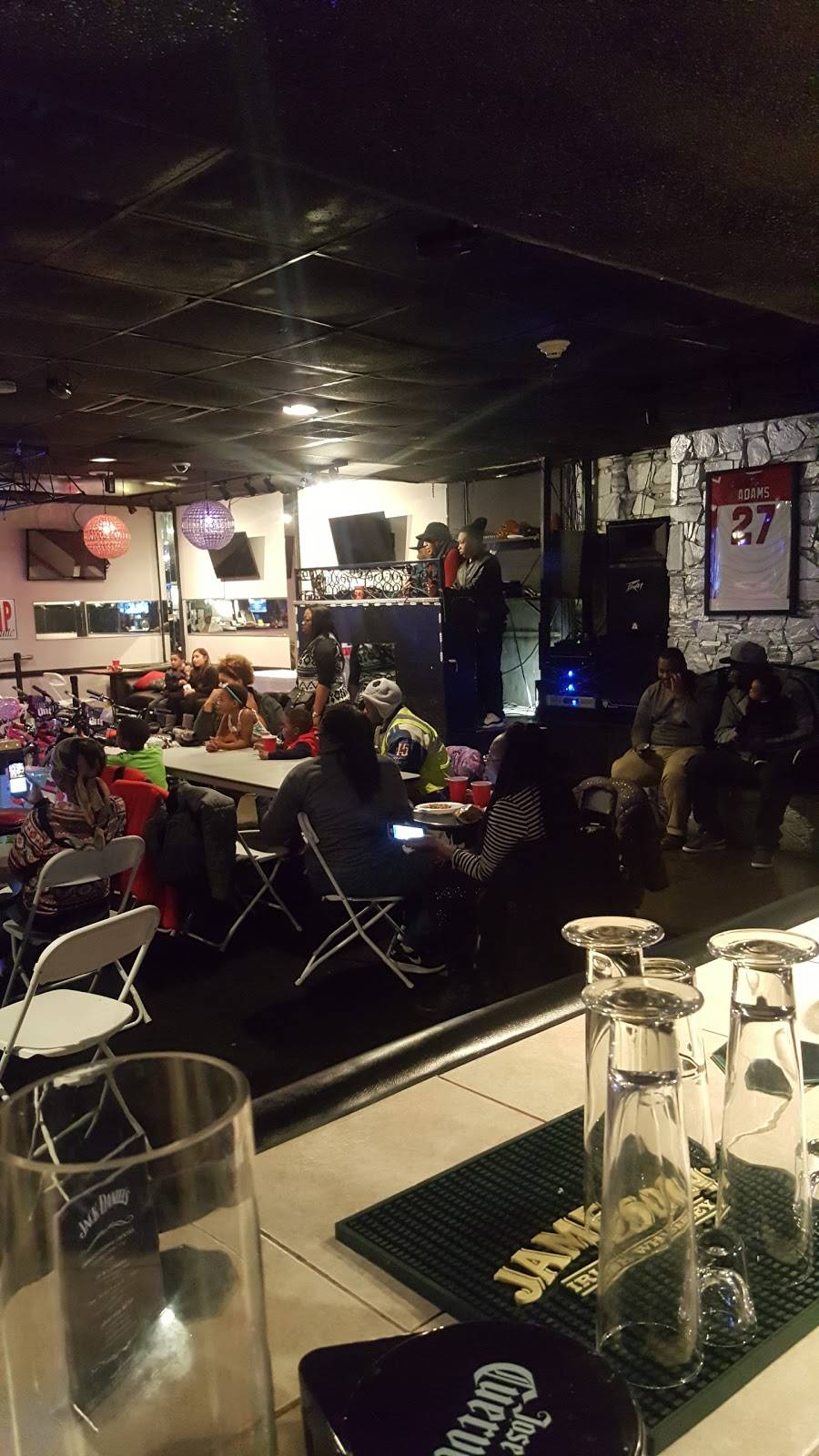 4th Quarter Sports Grill | restaurant | 7460 S Westmoreland Rd, Dallas, TX 75237, USA | 9725721910 OR +1 972-572-1910