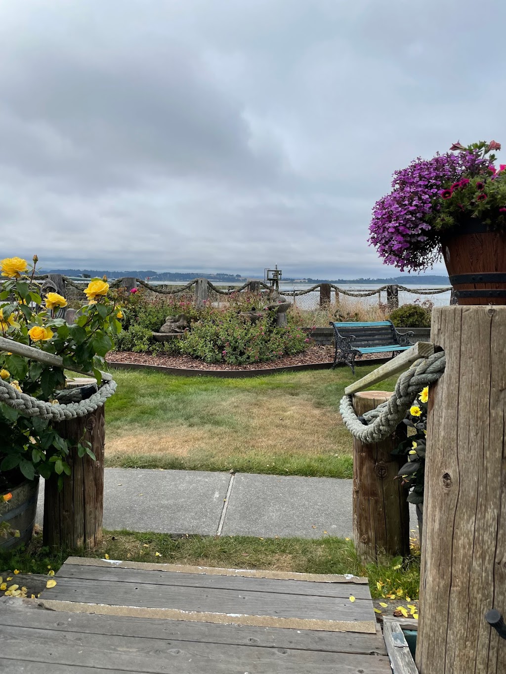 Gills By the Bay | restaurant | 77 Halibut Ave, Eureka, CA 95503, USA | 7074422554 OR +1 707-442-2554