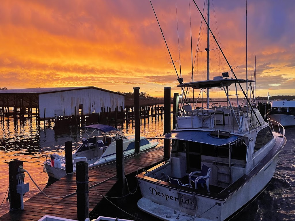 The Grand Mariner Marina & Restaurant | restaurant | 6036 Rock Point Rd, Mobile, AL 36605, USA | 2515258395 OR +1 251-525-8395