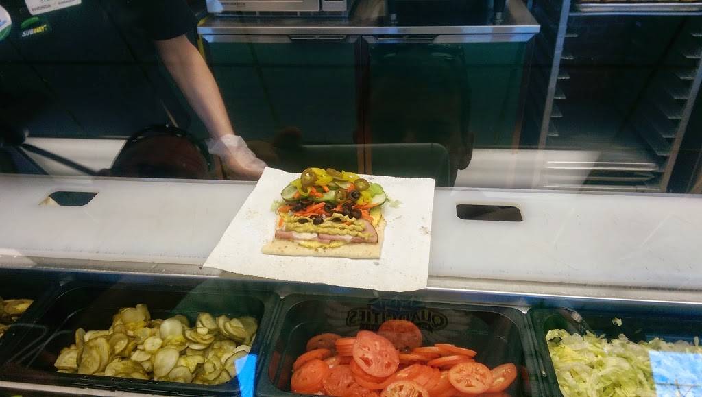 Subway | restaurant | 3374 Middle Rd, Bettendorf, IA 52722, USA | 5633328086 OR +1 563-332-8086