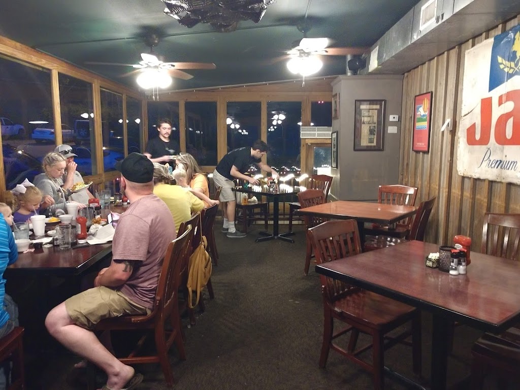 Magnolia Grill | restaurant | 49 Silver St, Natchez, MS 39120, USA | 6014467670 OR +1 601-446-7670