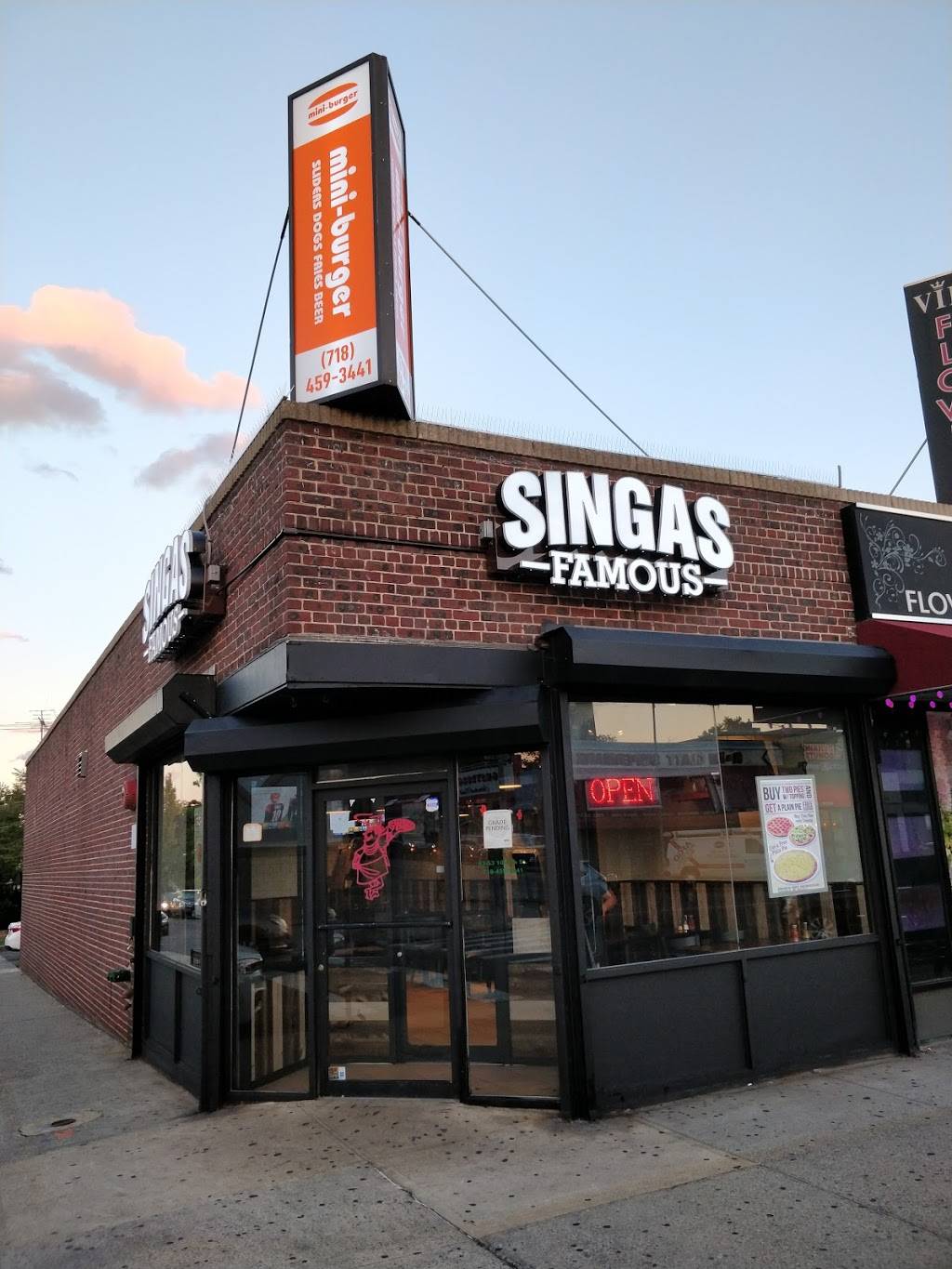 Singas Famous Pizza | meal delivery | 6353 108th St, Forest Hills, NY 11375, USA | 7184593441 OR +1 718-459-3441
