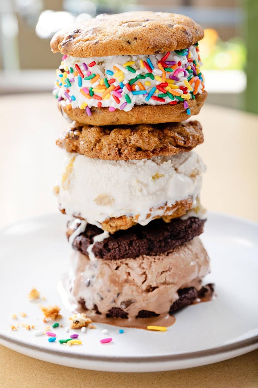 The Front Yard | restaurant | 4222 Vineland Ave, North Hollywood, CA 91602, USA | 8182557290 OR +1 818-255-7290