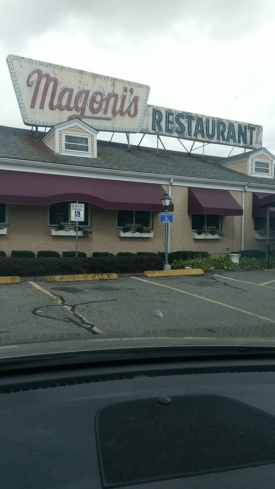 Magonis Ferry Landing | restaurant | 681 Riverside Ave, Somerset, MA 02725, USA | 5086744335 OR +1 508-674-4335