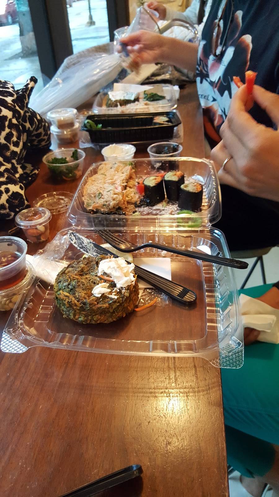 Chicago Raw | restaurant | 51 W Huron St, Chicago, IL 60654, USA | 3126642729 OR +1 312-664-2729