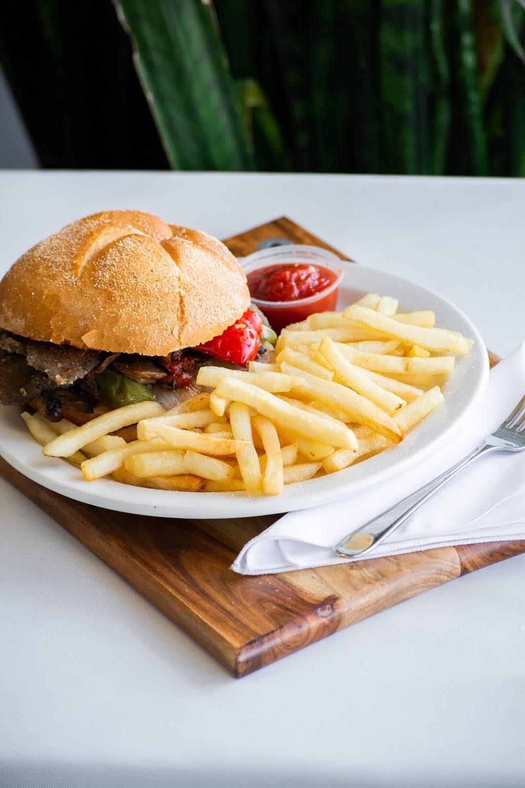 G&L European Cuisine | restaurant | 134 Speers Rd, Oakville, ON L6K 2E7, Canada | 9058444711 OR +1 905-844-4711