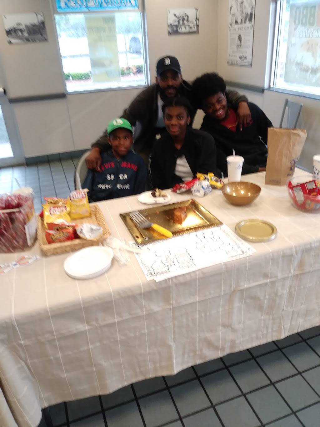 White Castle | restaurant | 20409 James Couzens Fwy, Detroit, MI 48235, USA | 3132724006 OR +1 313-272-4006