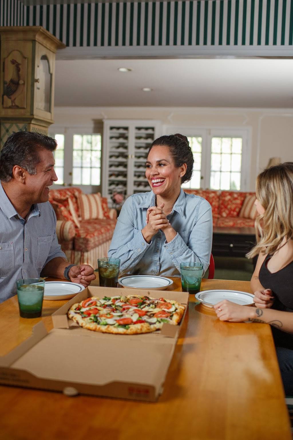 Me n eds Pizzeria | meal delivery | 40015 CA-49 #205, Oakhurst, CA 93644, USA | 5596422929 OR +1 559-642-2929