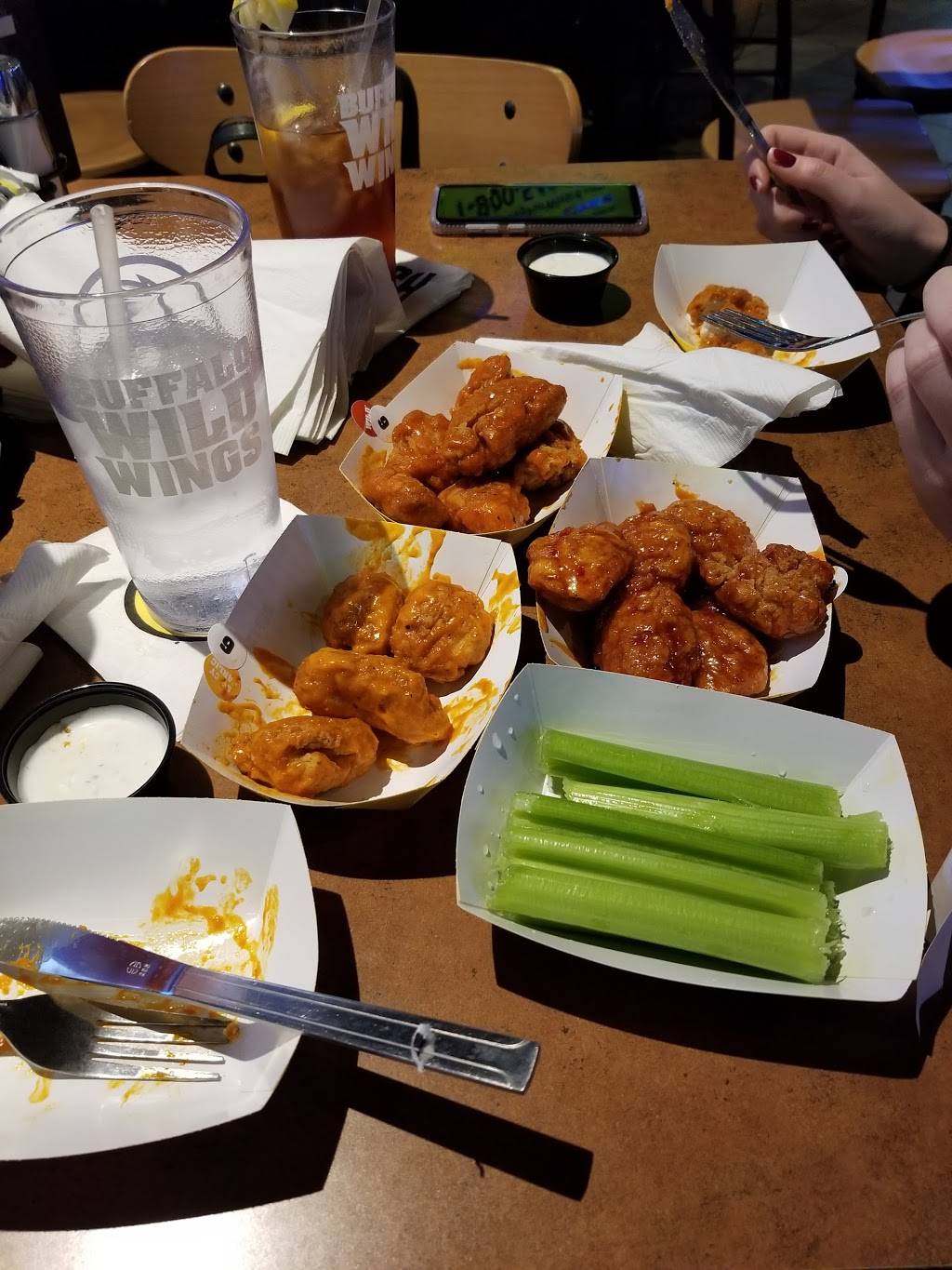 Buffalo Wild Wings | restaurant | 461 S Randall Rd, Algonquin, IL 60102, USA | 8474582333 OR +1 847-458-2333